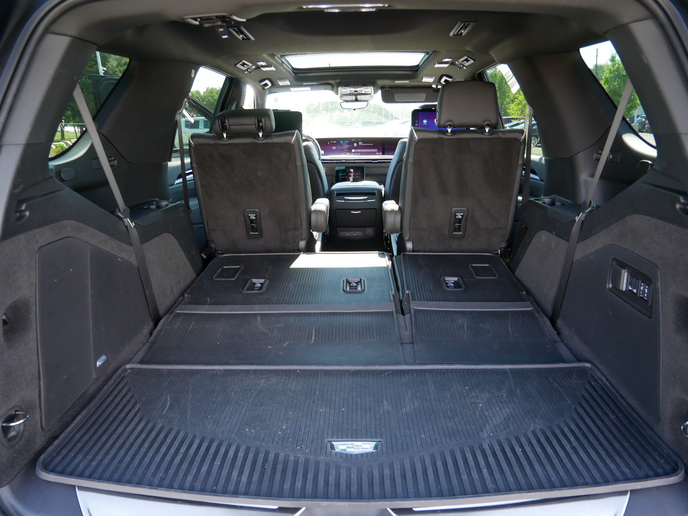 Certified 2026 Cadillac Escalade Luxury w/ LPO, Radiant Package AWD/4WD image 17