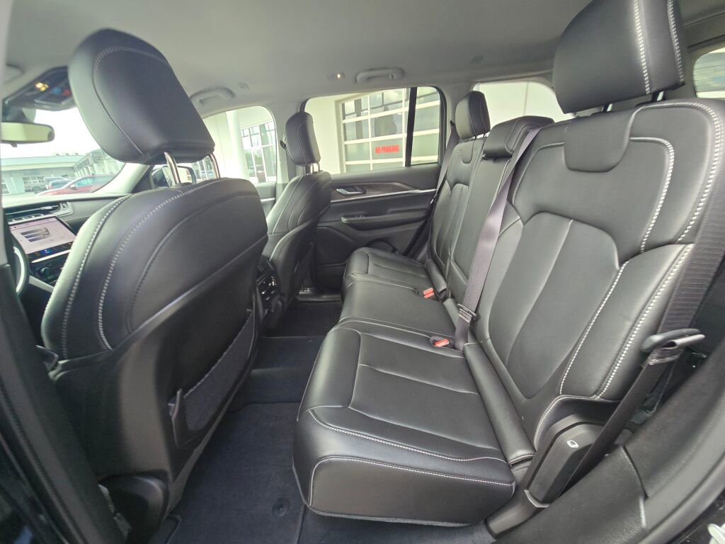 Used 2023 Jeep Grand Cherokee Limited image 13