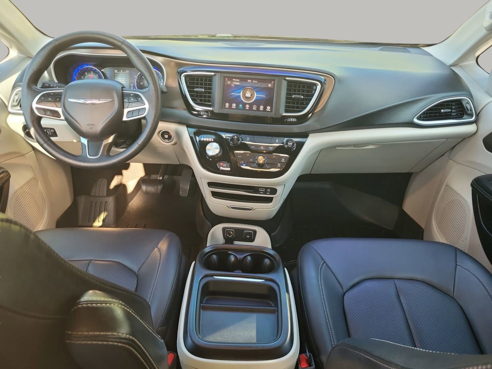 Used 2020 Chrysler Voyager Lxi image 12