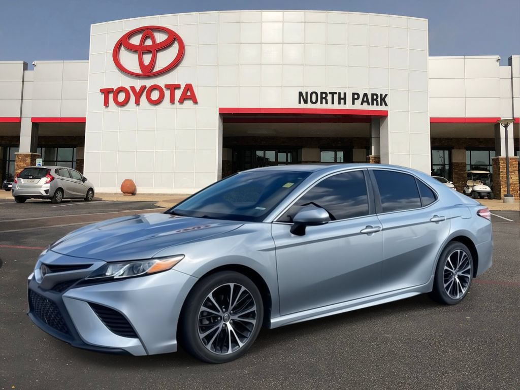 Used 2020 Toyota Camry SE FWD image 1