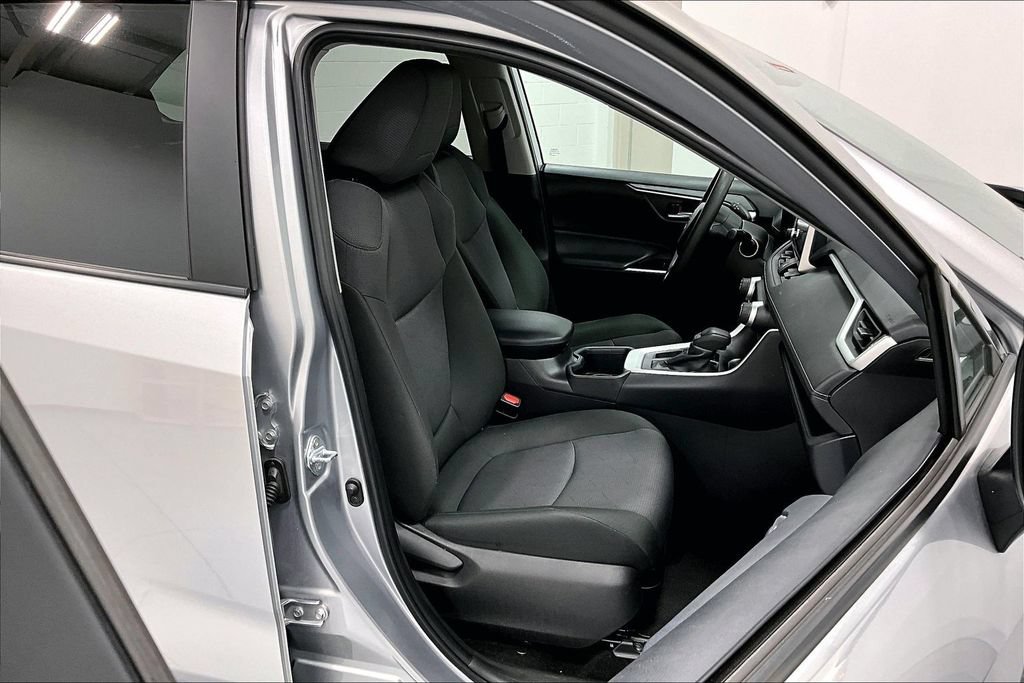 Used 2025 Toyota RAV4 XLE FWD image 9