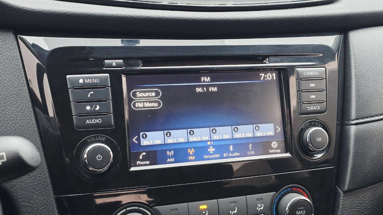 Used 2018 Nissan Rogue SV image 16