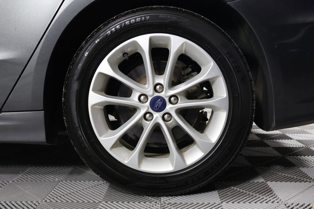 Used 2020 Ford Fusion SE image 9
