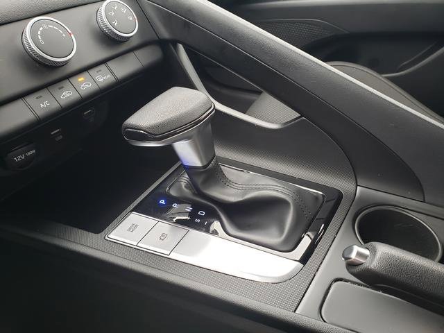 Used 2023 Hyundai Elantra SE w/ Winter Weather Package image 30