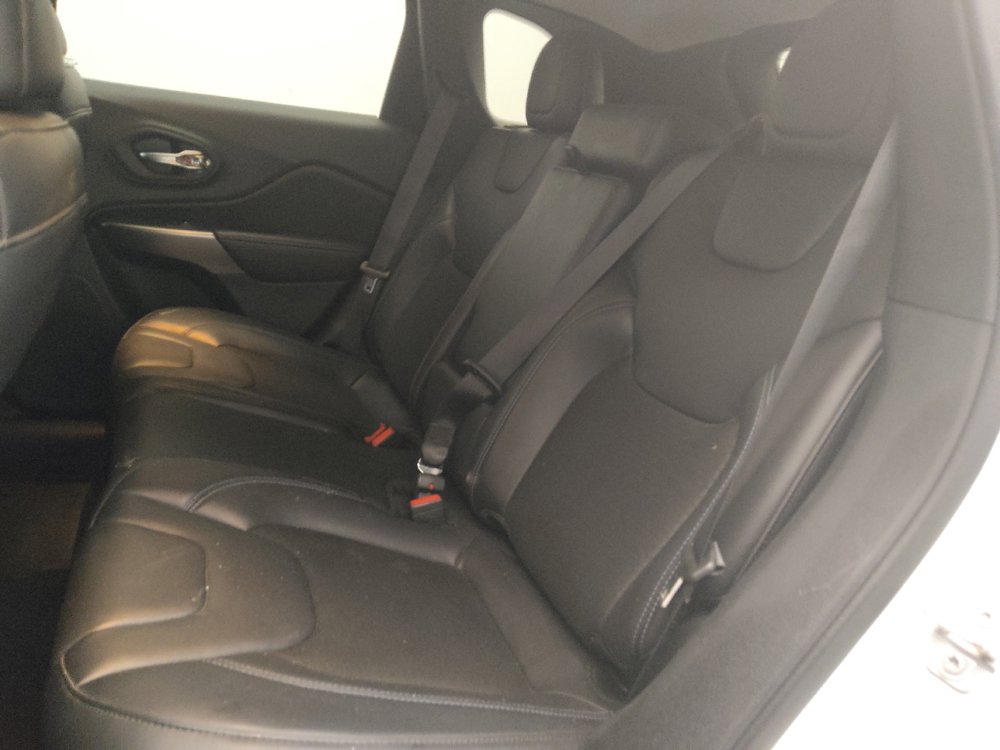 Used 2020 Jeep Cherokee Latitude Plus FWD image 18