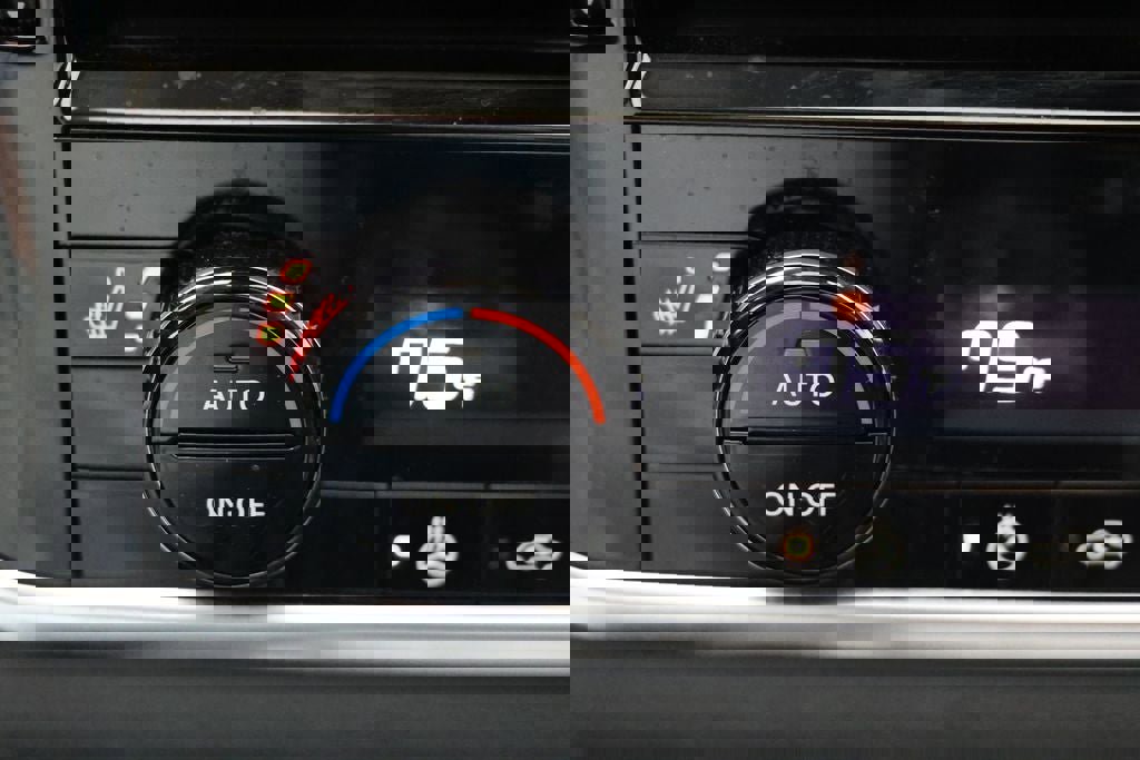 Used 2023 Nissan Rogue SV w/ SV Premium Package image 28