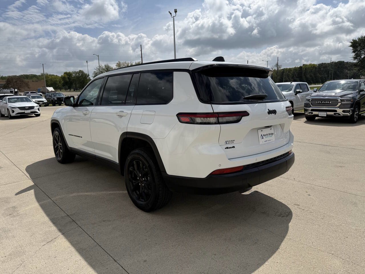 Used 2024 Jeep Grand Cherokee L Laredo image 3