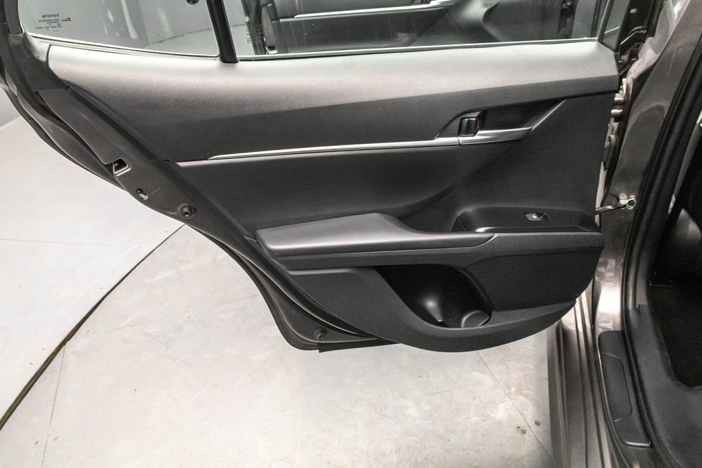 Used 2020 Toyota Camry SE w/ Moonroof Package image 24