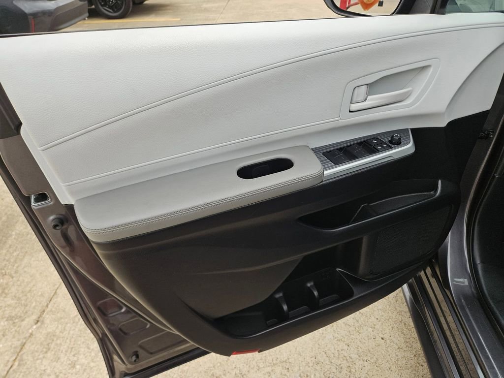 Used 2025 Toyota Sienna LE FWD image 14