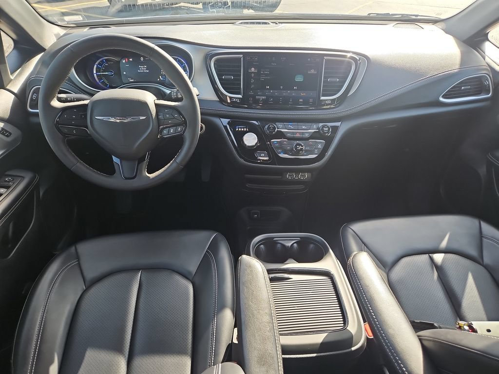Used 2024 Chrysler Pacifica Limited FWD image 13
