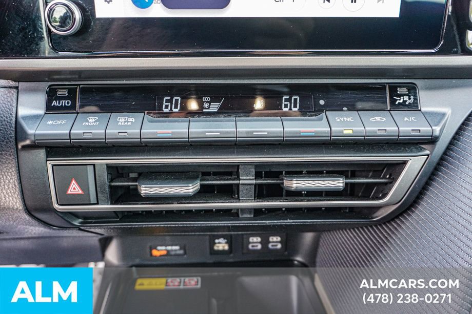 Used 2025 Toyota Camry SE image 39