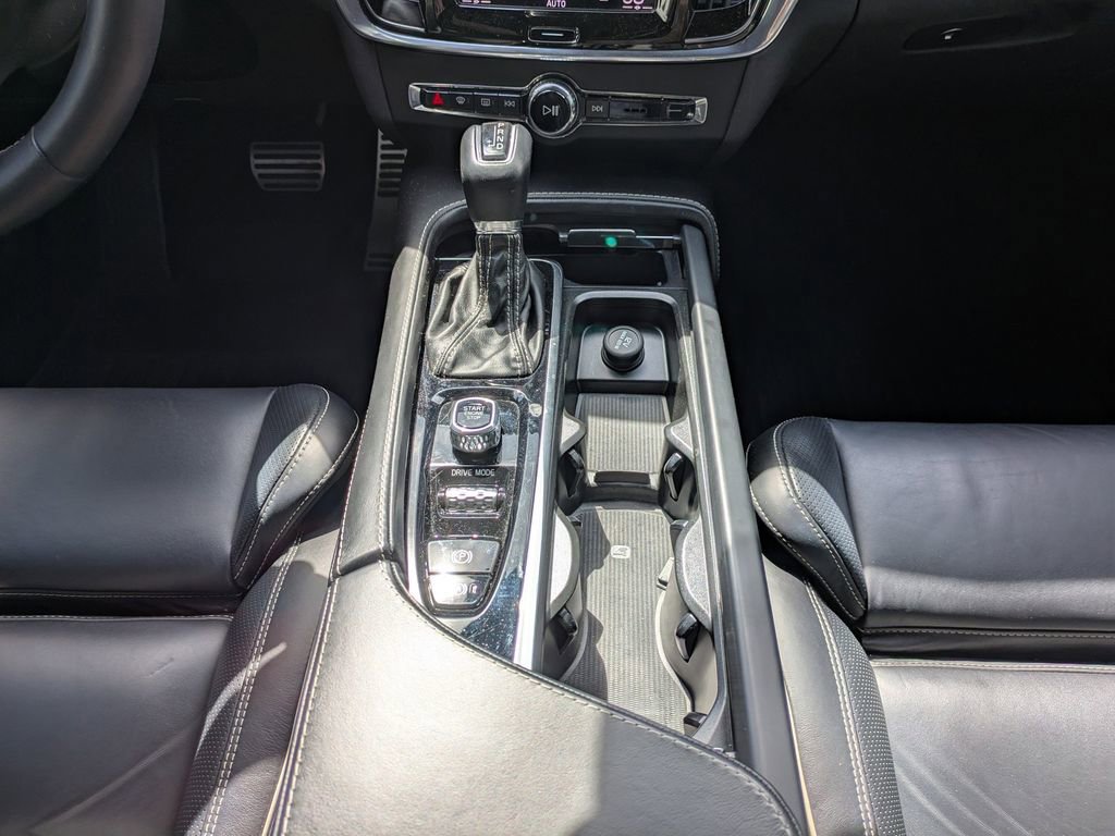 Used 2020 Volvo S90 T6 R-Design image 18