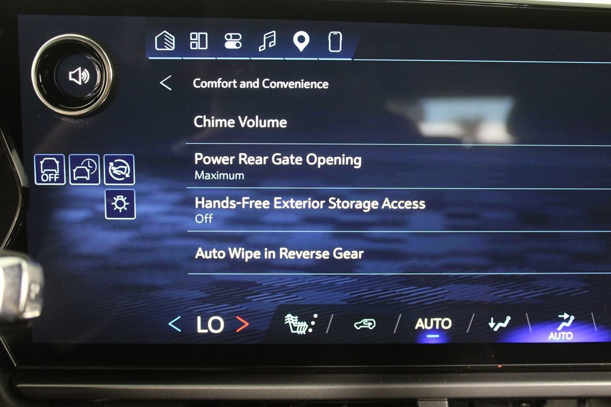 Used 2024 Chevrolet Equinox EV RS w/ LPO, Trailering Package FWD image 21