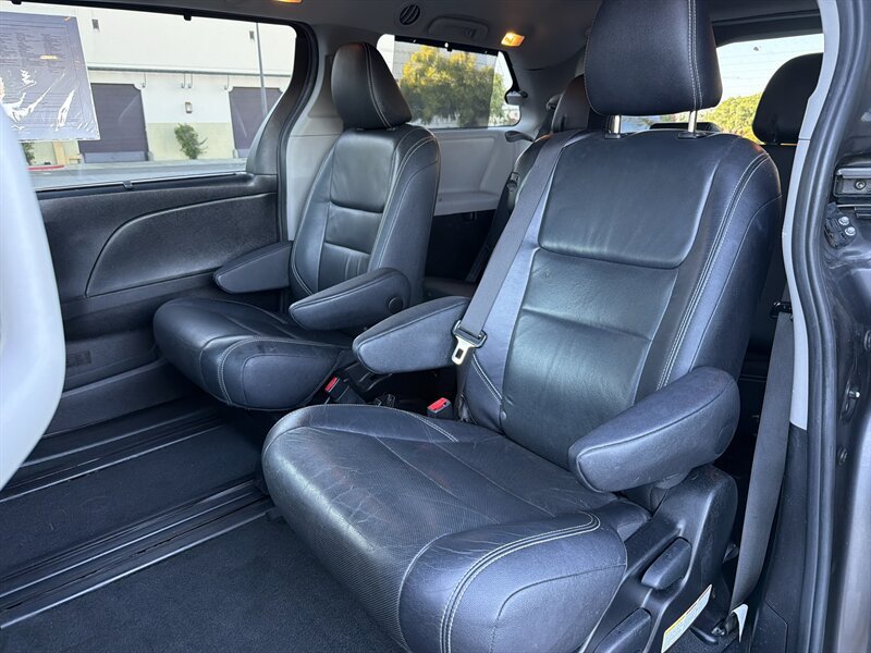 Used 2016 Toyota Sienna SE Premium FWD image 16