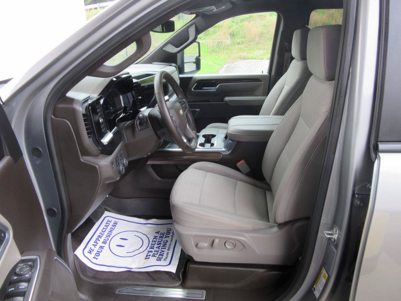 Used 2025 Chevrolet Silverado 2500 LT w/ Safety Package AWD/4WD image 9