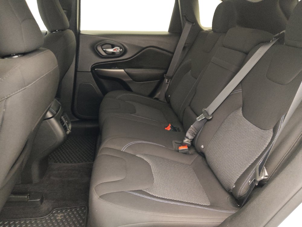 Used 2019 Jeep Cherokee Latitude w/ Cold Weather Group AWD/4WD image 18