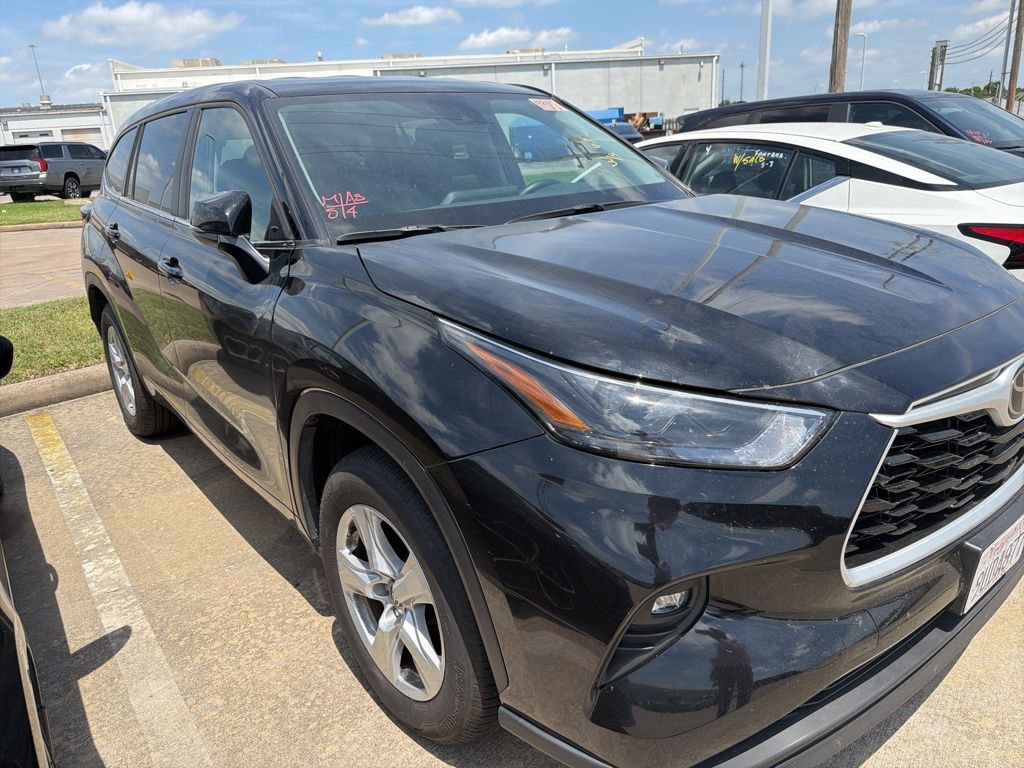 Used 2025 Toyota Highlander LE FWD image 6