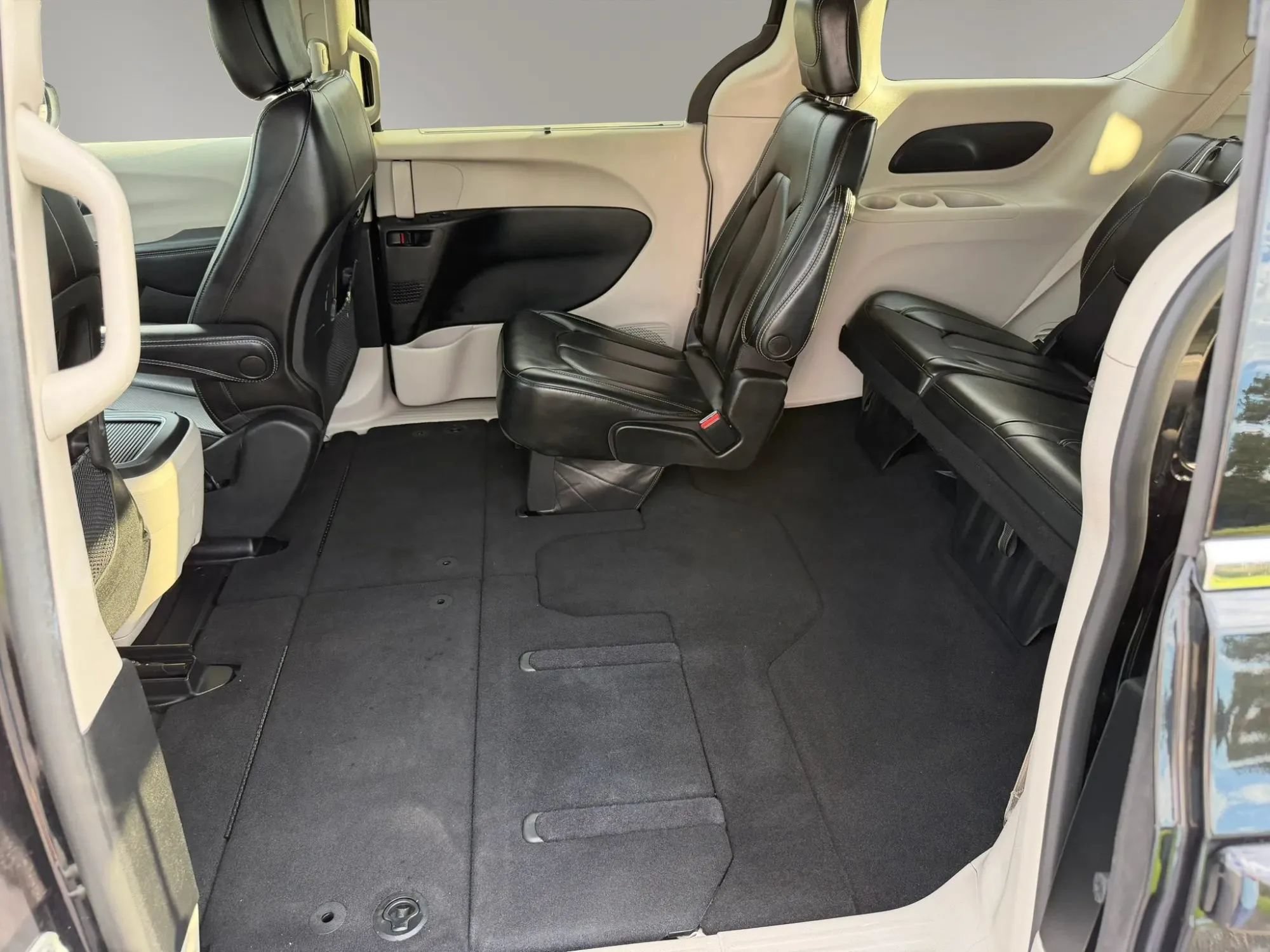Used 2023 Chrysler Pacifica Touring-L FWD image 37