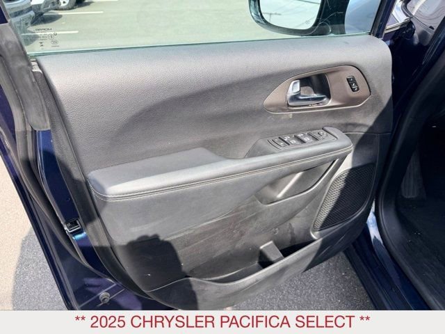 Certified 2025 Chrysler Pacifica Select image 18