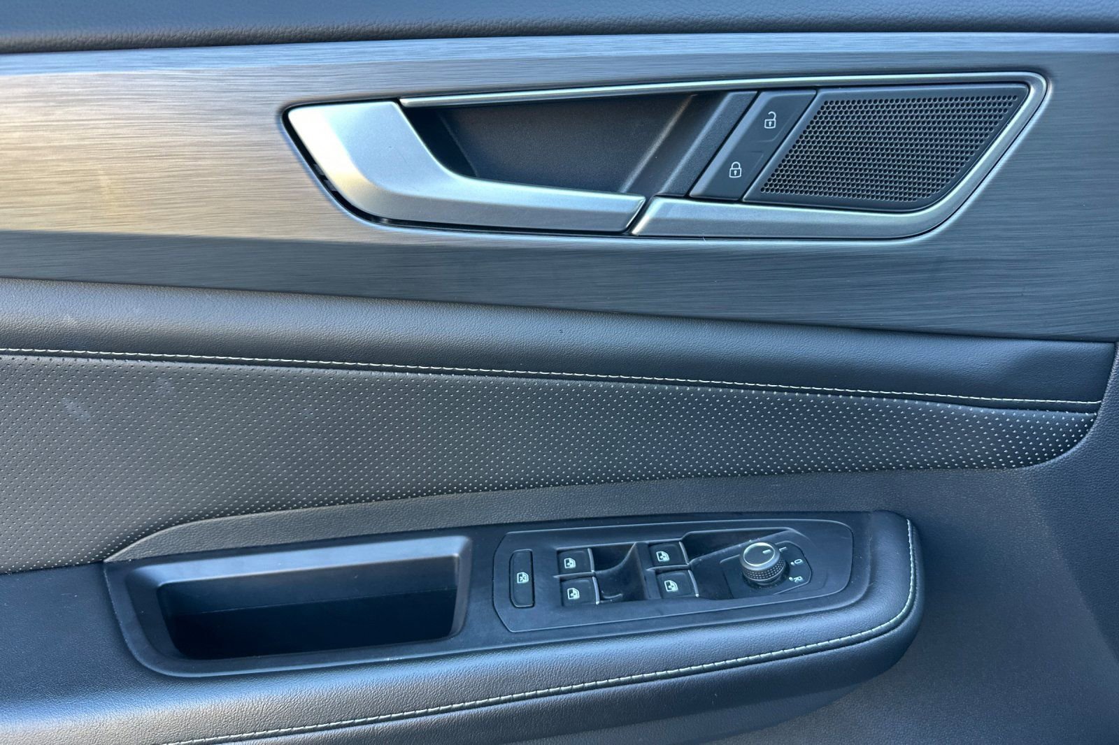 Used 2024 Volkswagen Atlas Cross Sport SE image 11