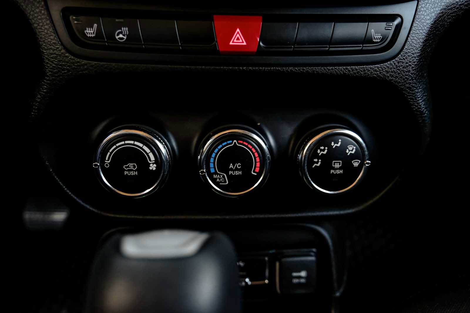 Used 2017 Jeep Renegade Latitude w/ Cold Weather Group image 20