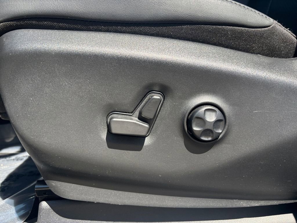 Used 2025 Chrysler Pacifica Select FWD image 11