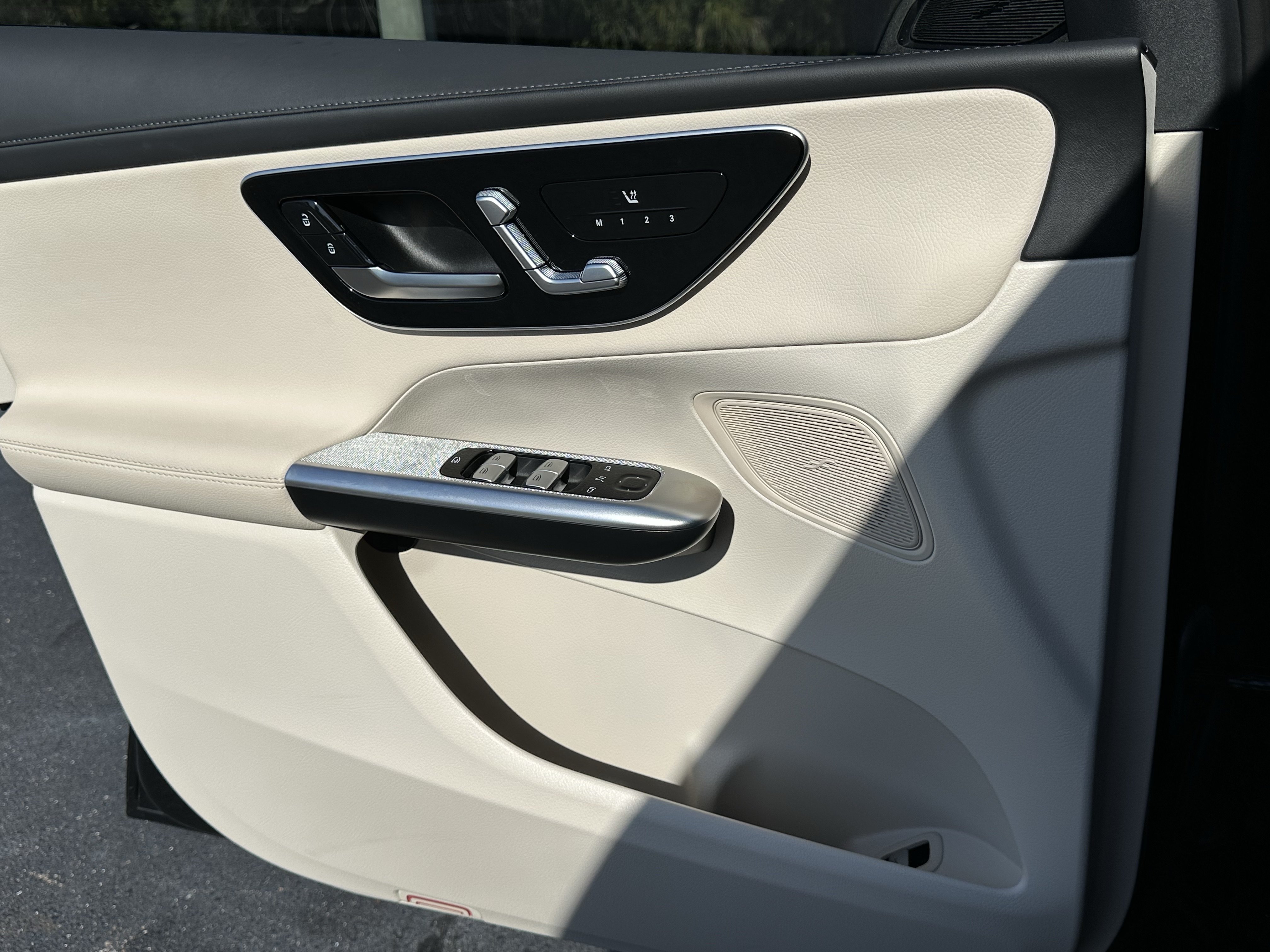 Used 2024 Mercedes-Benz GLC 300 4MATIC image 25