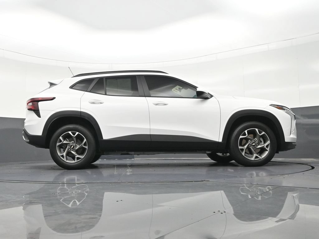 Used 2025 Chevrolet Trax LT FWD image 28