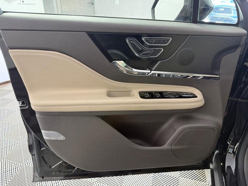 Used 2023 Lincoln Corsair Reserve w/ Jet Appearance Package image 13