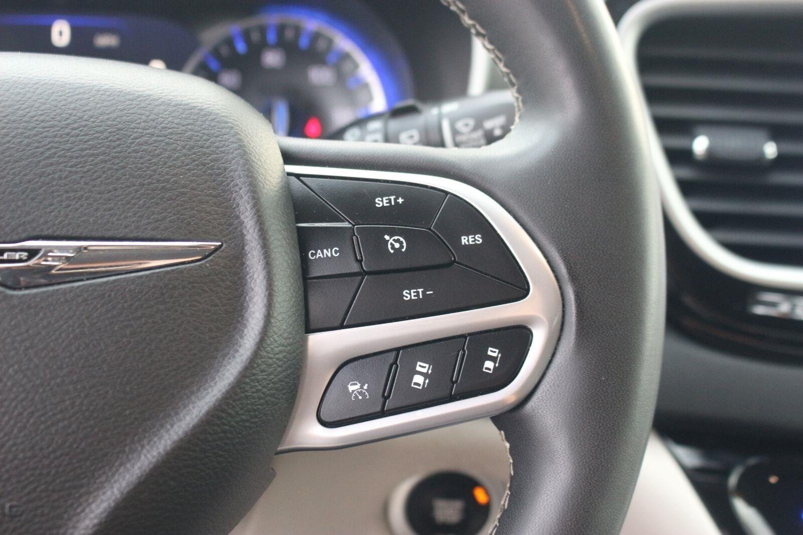 Used 2024 Chrysler Pacifica Touring-L FWD image 19