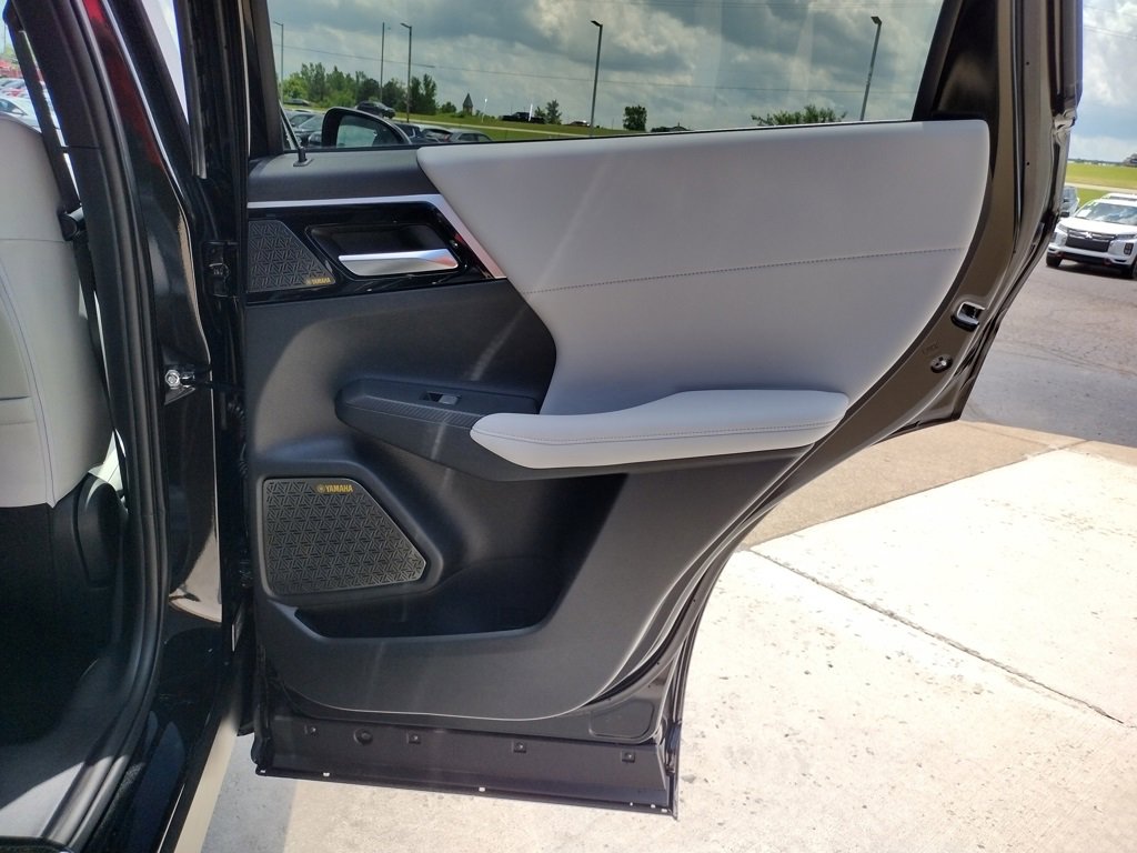 New 2025 Mitsubishi Outlander SE image 31