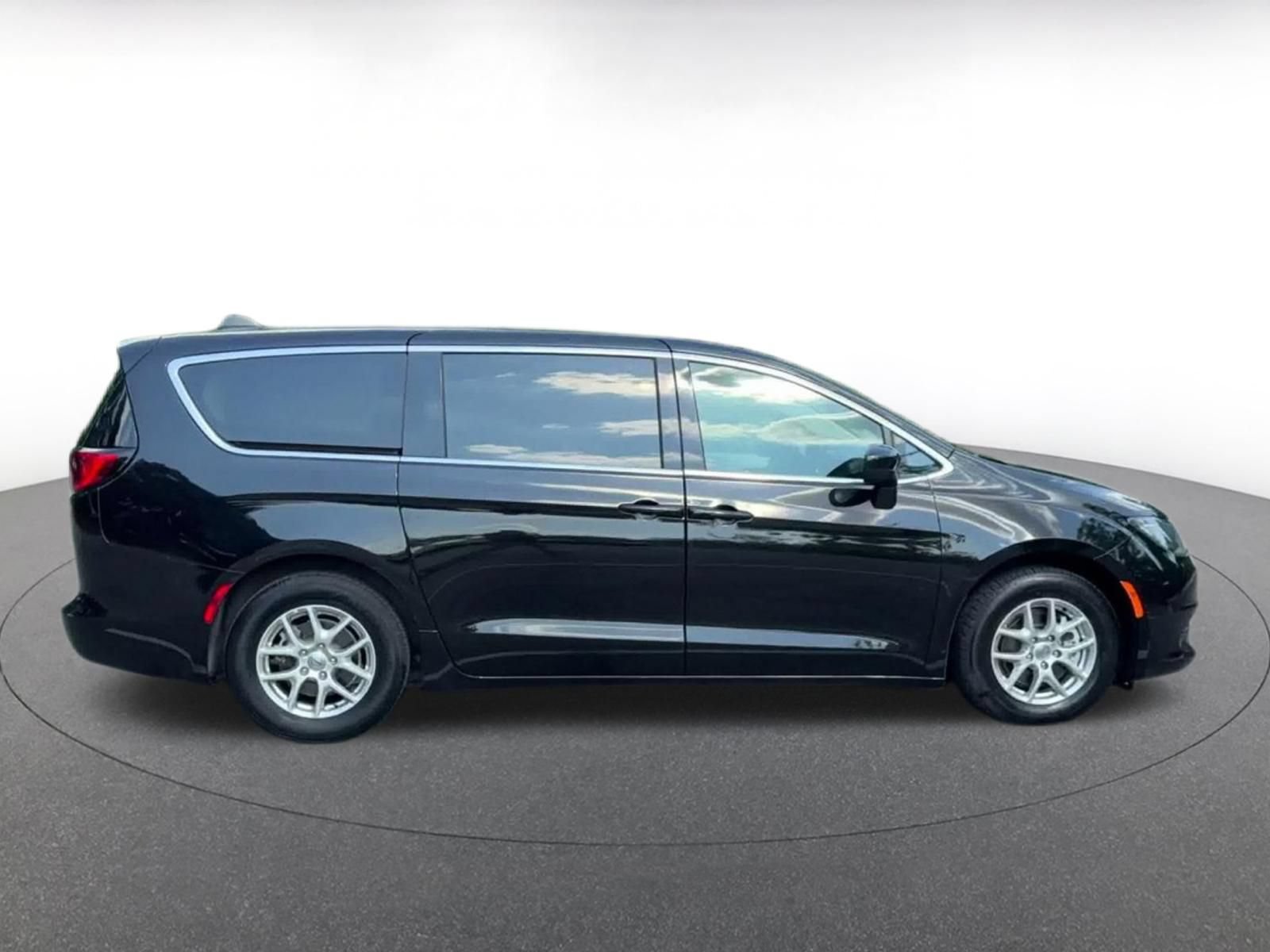 Used 2024 Chrysler Voyager LX FWD image 16