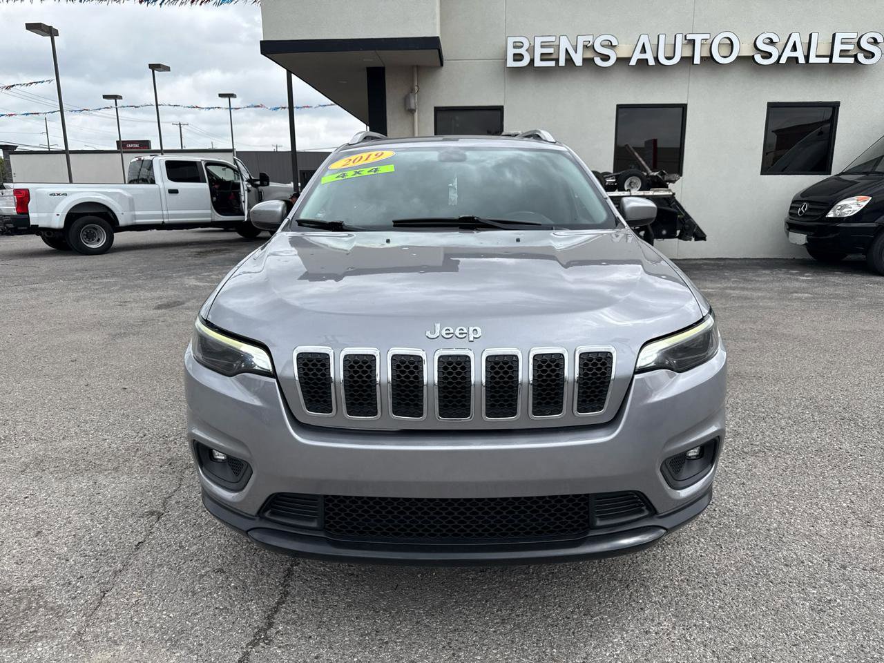 Used 2019 Jeep Cherokee Latitude Plus AWD/4WD image 3