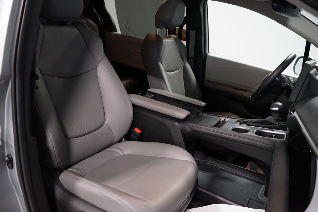 Certified 2025 Toyota Sienna XLE FWD image 28