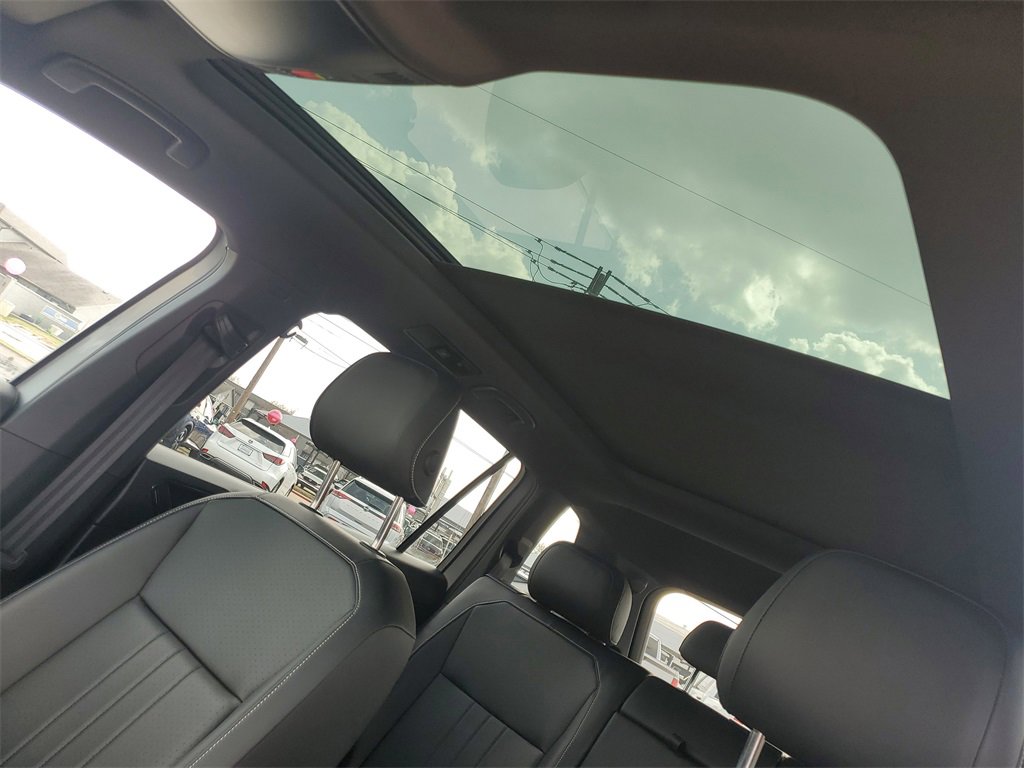 Used 2023 Volkswagen Tiguan SE R-Line image 12