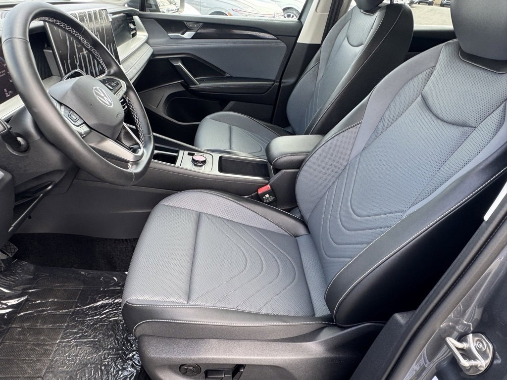 New 2025 Volkswagen Tiguan SE image 12