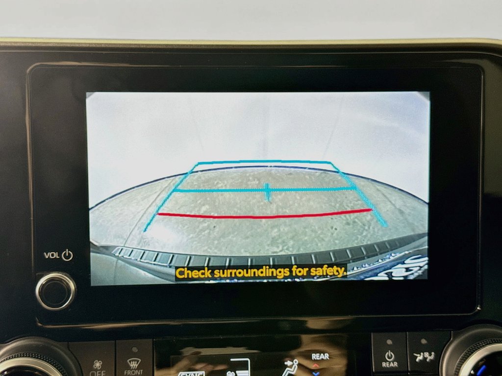 Used 2024 Toyota Highlander XLE FWD image 17