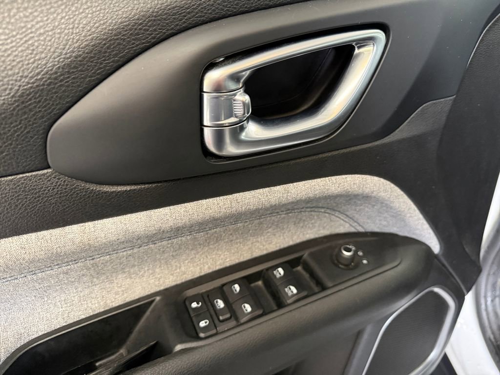 Used 2022 Jeep Compass Latitude image 11