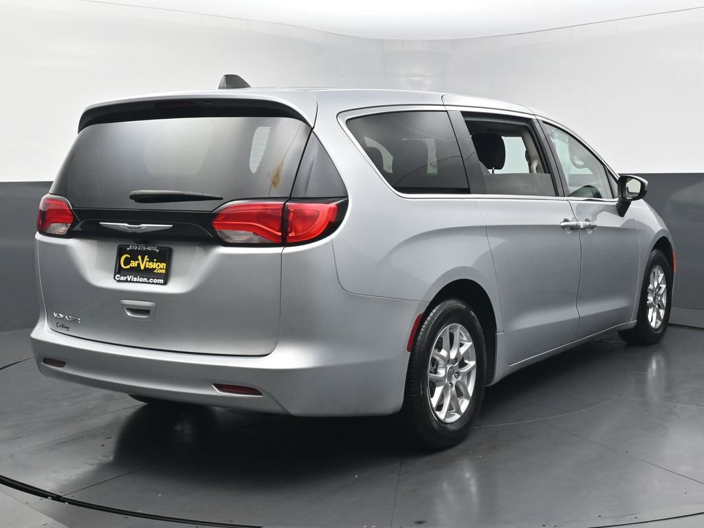 Used 2022 Chrysler Voyager LX FWD image 5
