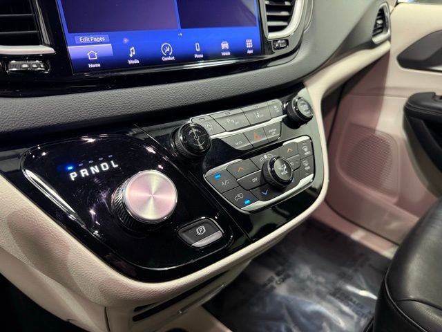 Used 2023 Chrysler Pacifica Touring-L image 21