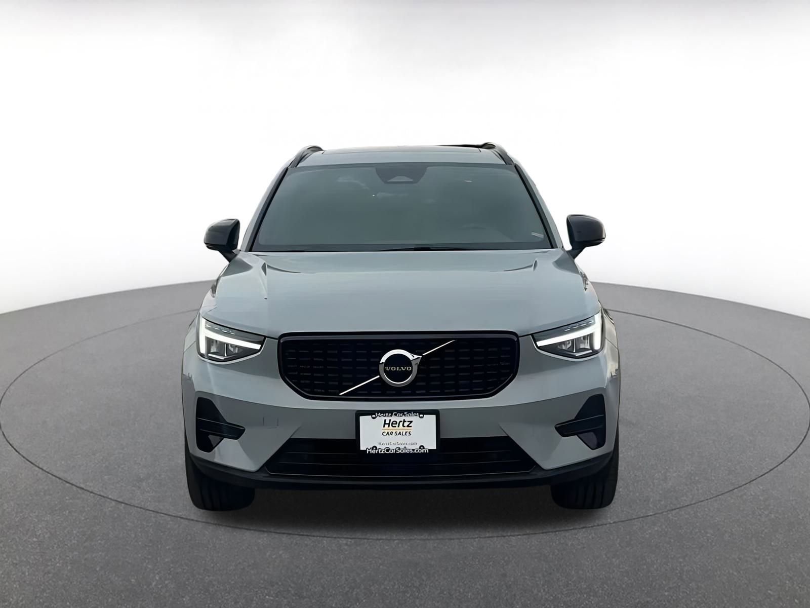 Used 2024 Volvo XC40 B5 Core image 4