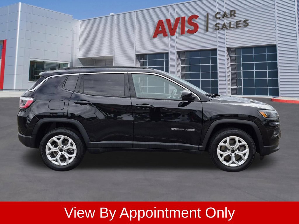 Used 2025 Jeep Compass Latitude AWD/4WD image 4