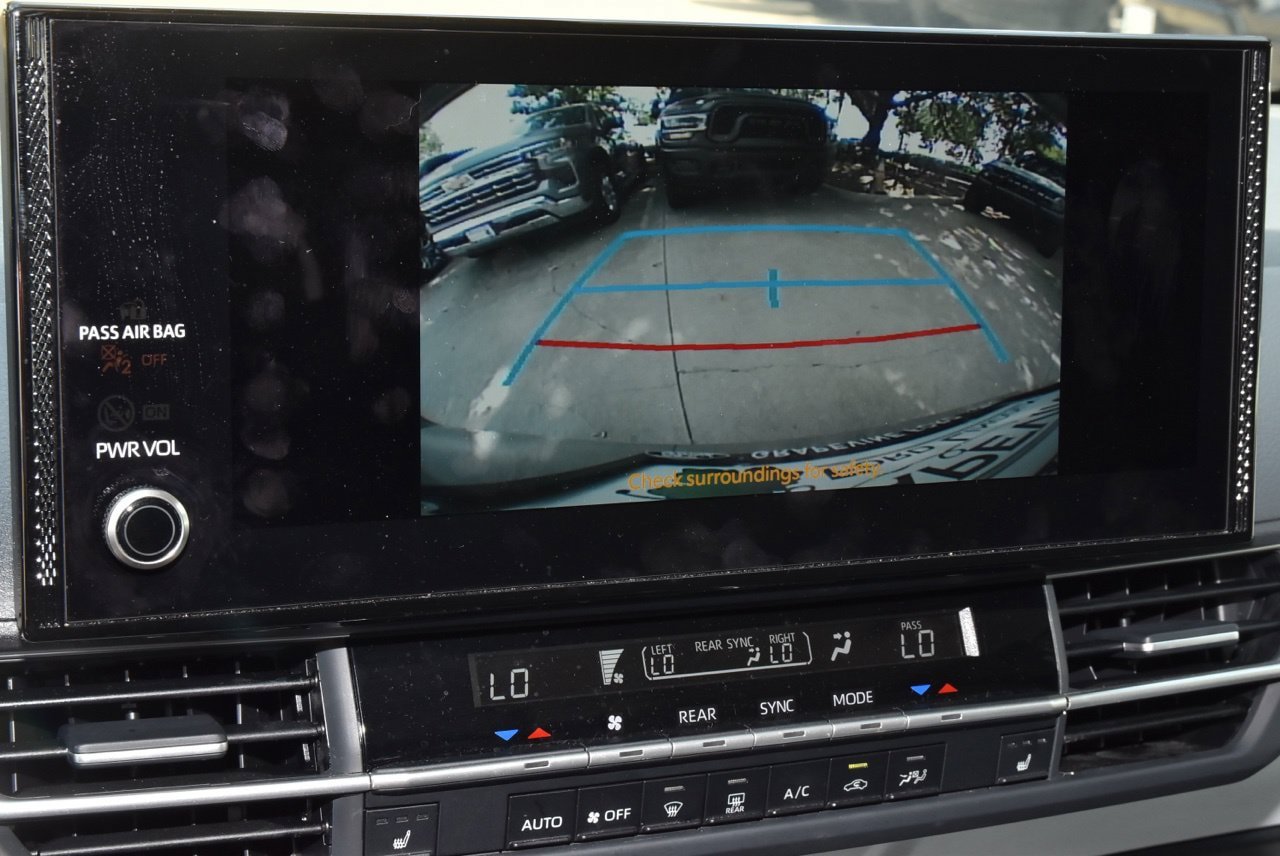 Used 2025 Toyota Sienna XLE FWD image 30