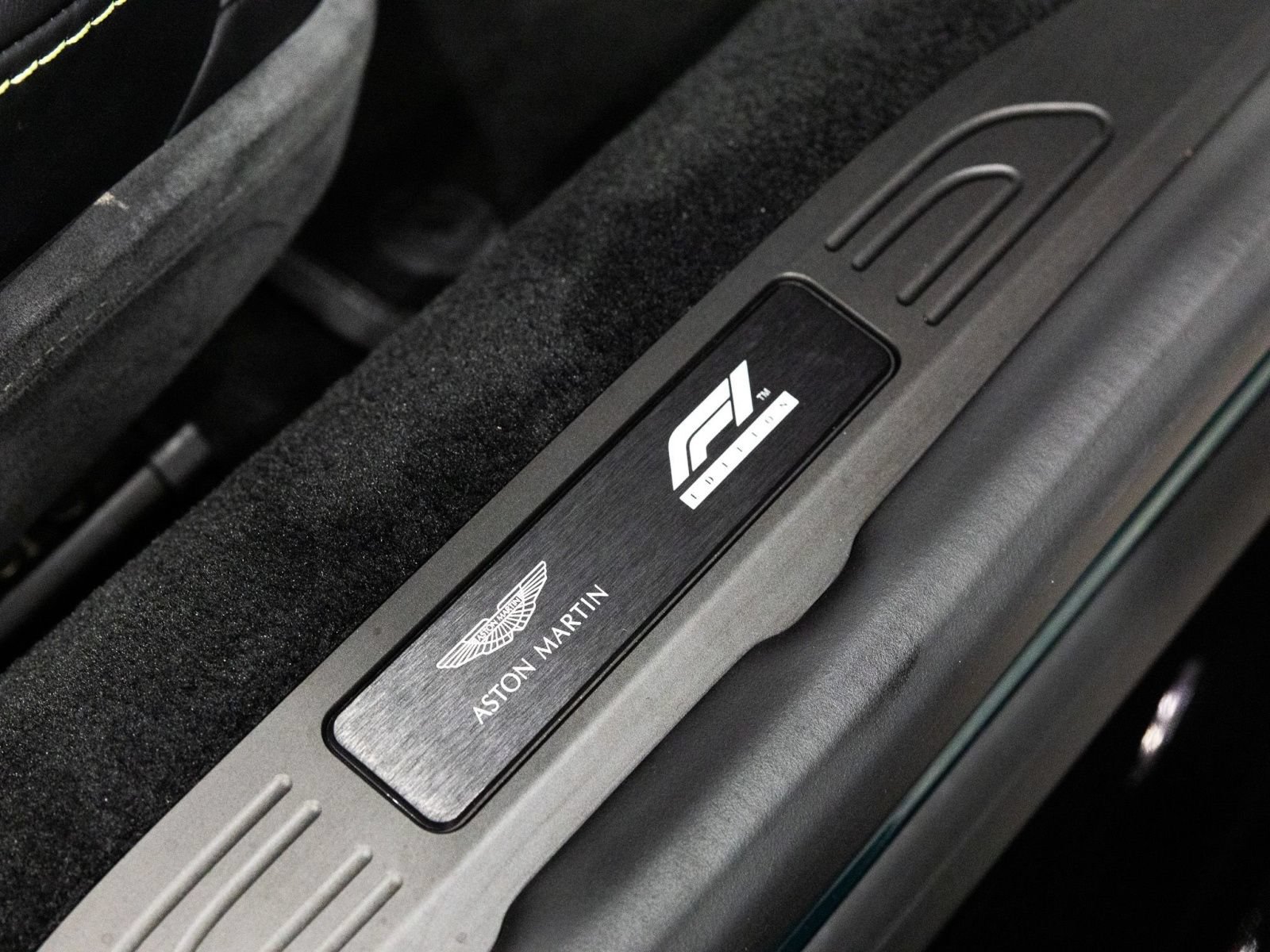 Used 2023 Aston Martin V8 Vantage Roadster RWD image 38