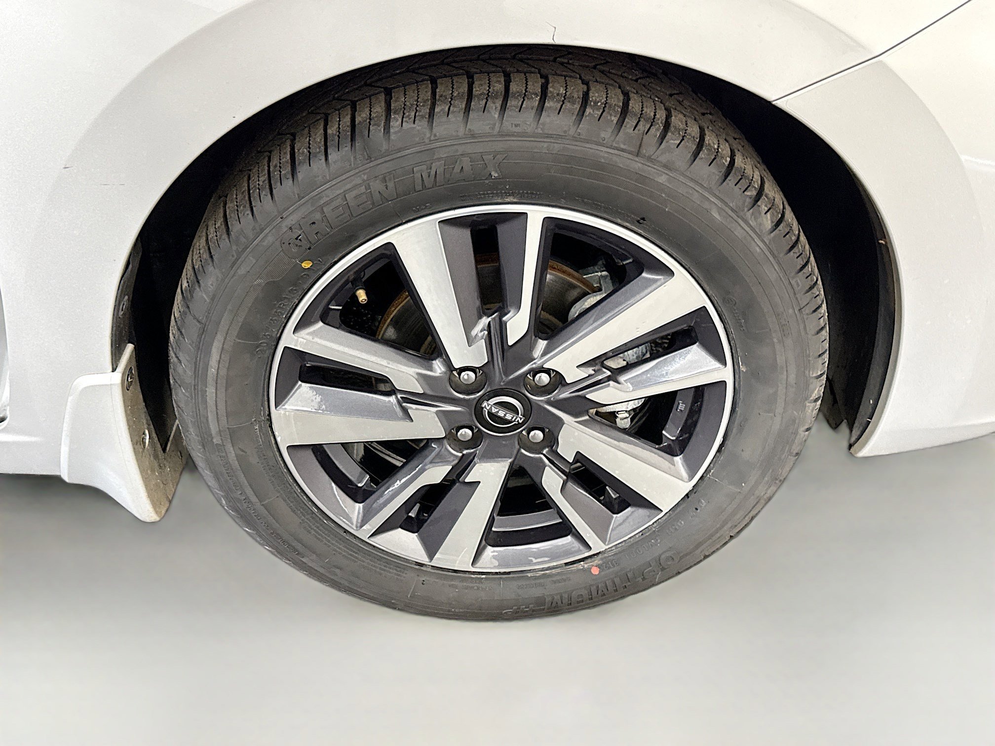 Used 2024 Nissan Versa SV w/ Trunk Package image 32