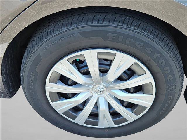 Used 2020 Toyota Camry LE FWD image 5