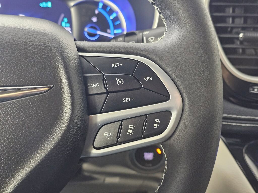 Used 2022 Chrysler Pacifica Touring-L image 23