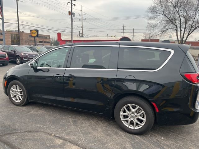 Used 2025 Chrysler Pacifica Select image 9