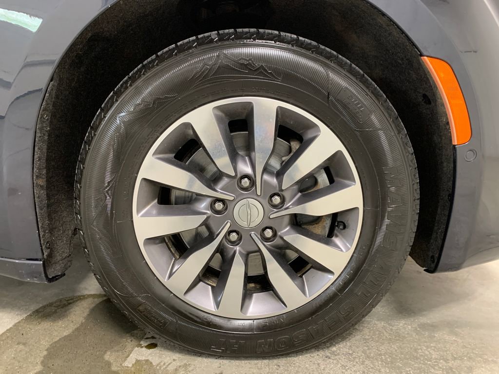 Used 2019 Chrysler Pacifica Touring-L Plus w/ Advanced Safetytec Group FWD image 32