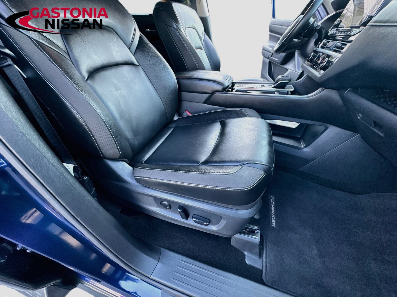Used 2025 Nissan Pathfinder SL FWD image 37